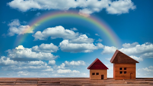 青空に虹と雲と二つの家